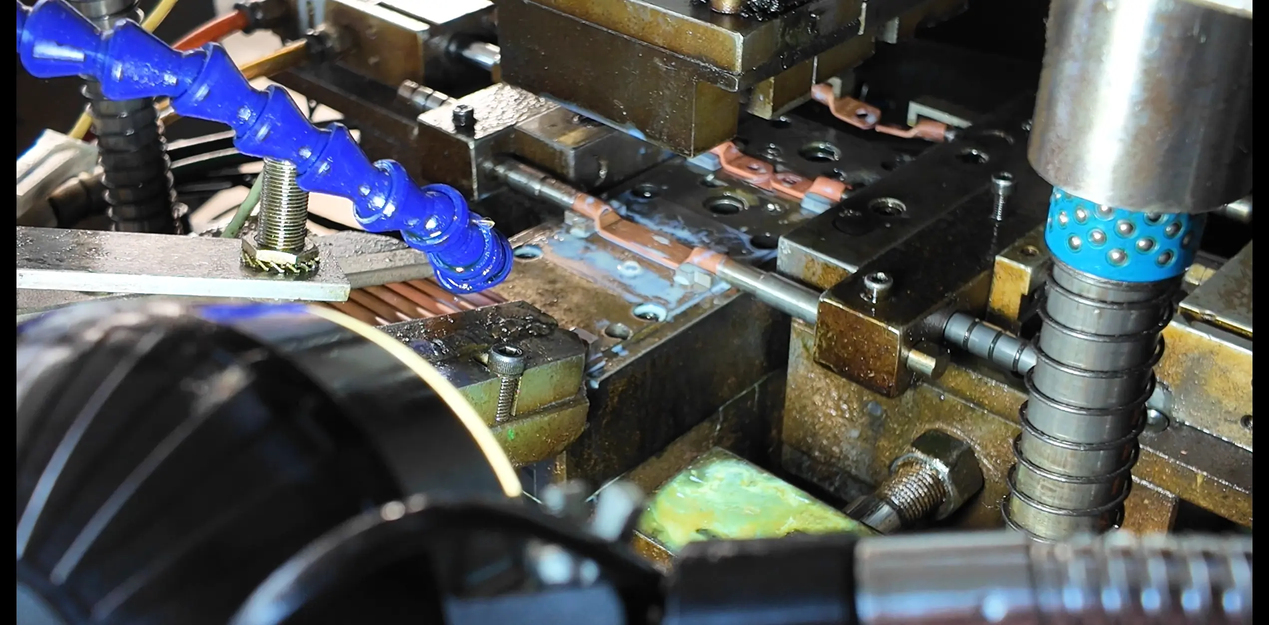 Automatic copper tube forming output